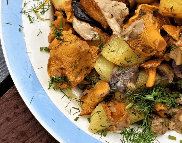 Жареный картофель с грибами на воке