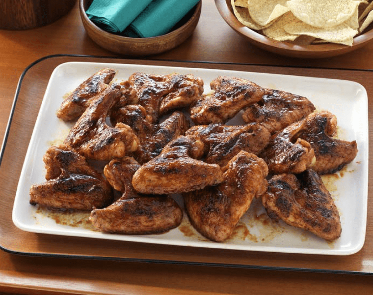 Остро-сладкие куриные крылышки с соусом шрирача, медом и лаймом