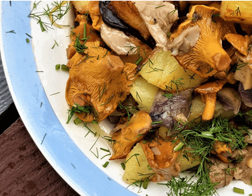 Жареный картофель с грибами на воке