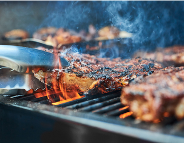 Стейки рибай с пряным маслом на гриле Weber Smokefire